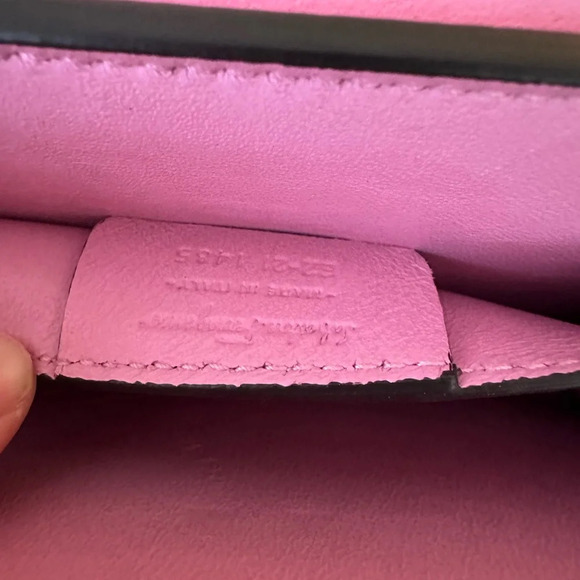 Ferragamo Vara Hearts Shoulder Bag in Candy Apple Red RARE - Picture 7 of 16